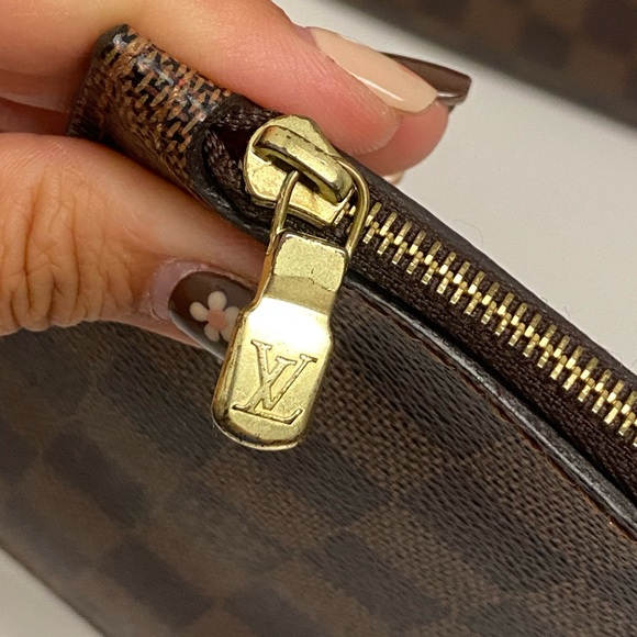 Louis Vuitton Damier pouch - Picture 7 of 16